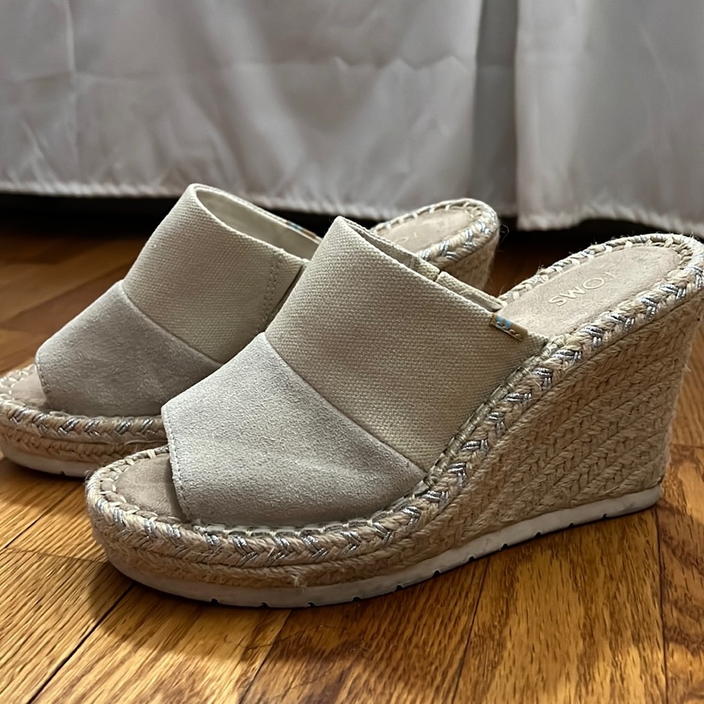 Women’s Tom’s slip on wedges size 6